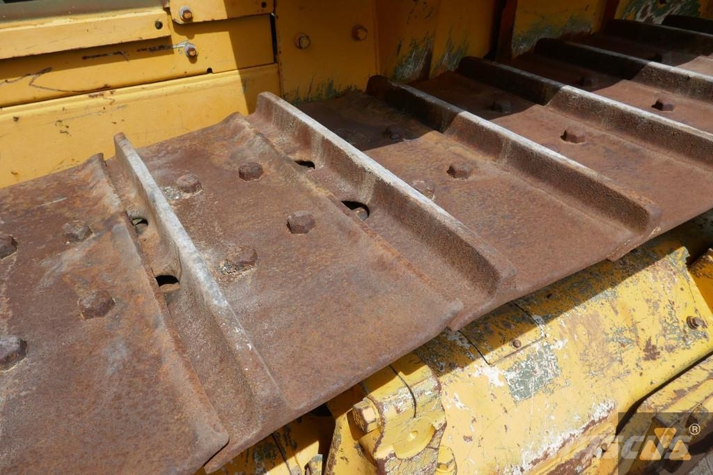 CAT D7F Ex-army بلدوزرات مجنزرة