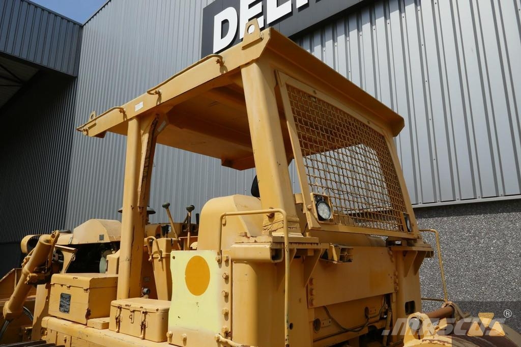 CAT D7F Ex-army بلدوزرات مجنزرة