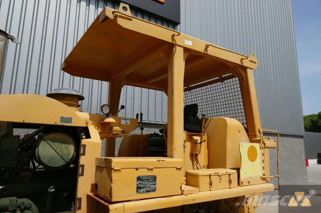 CAT D7F Ex-army بلدوزرات مجنزرة