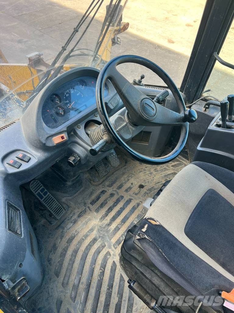 Komatsu WA 320-5 Iekrāvēji uz riteņiem