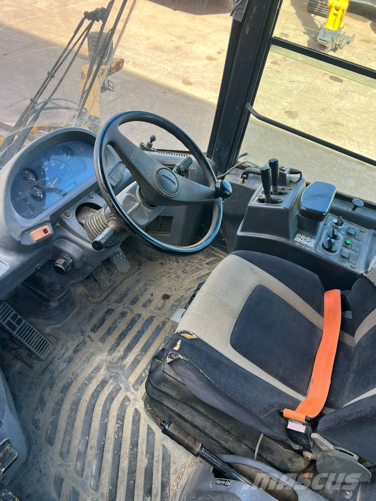 Komatsu WA 320-5 Iekrāvēji uz riteņiem