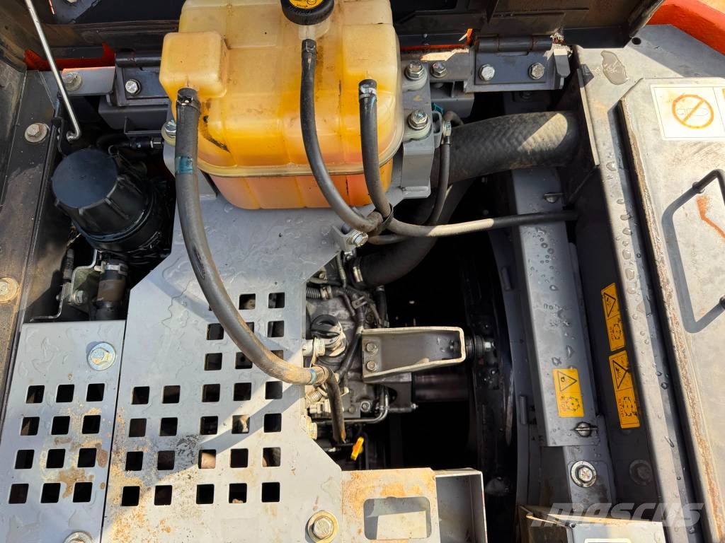 Hitachi ZX 135 US-6 حفارات زحافة