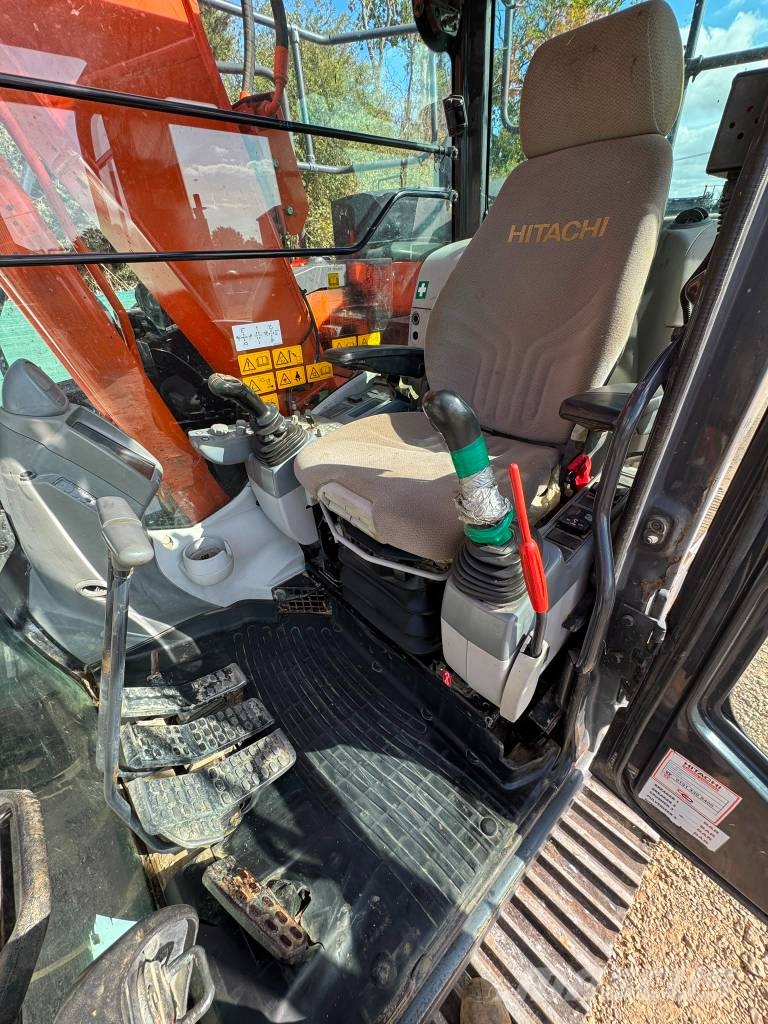 Hitachi ZX 135 US-6 حفارات زحافة