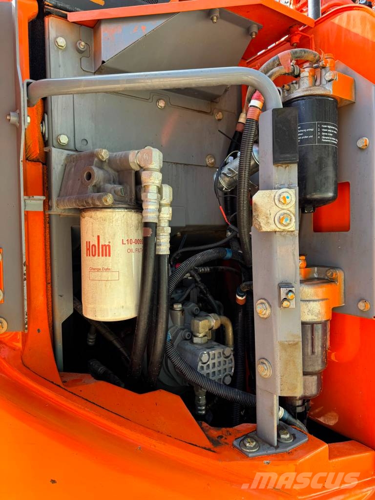 Hitachi ZX 135 US-6 حفارات زحافة