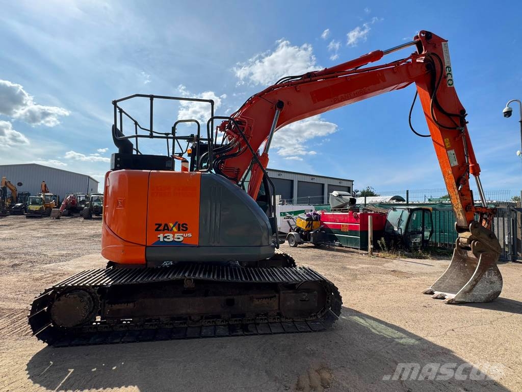 Hitachi ZX 135 US-6 حفارات زحافة