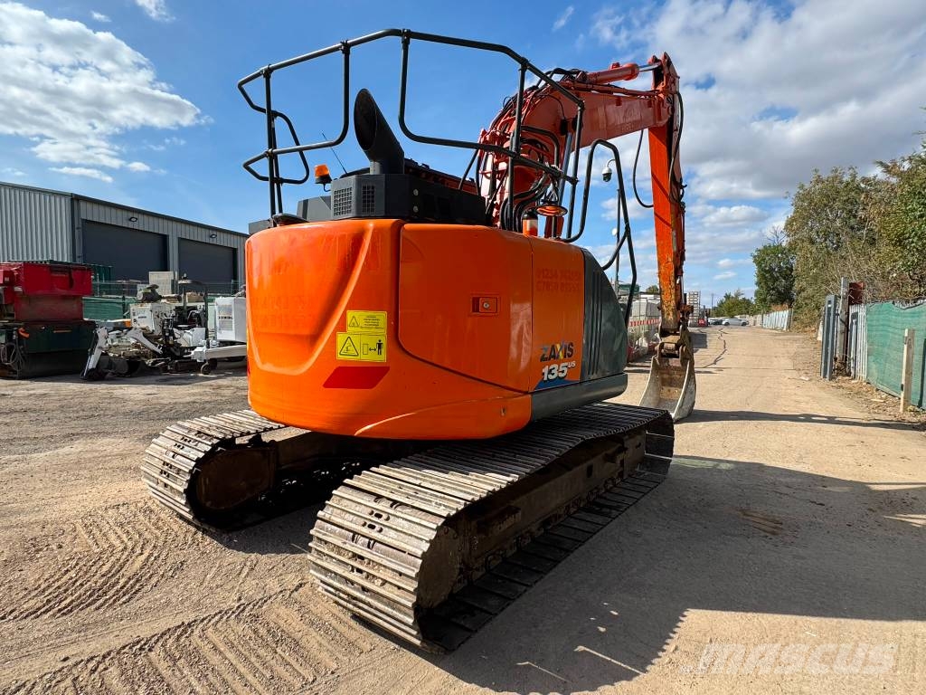 Hitachi ZX 135 US-6 حفارات زحافة