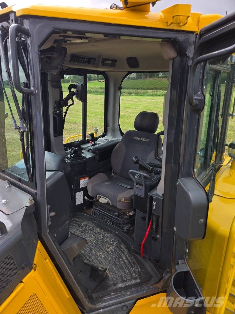 Komatsu DX 65 PX-18 بلدوزرات مجنزرة