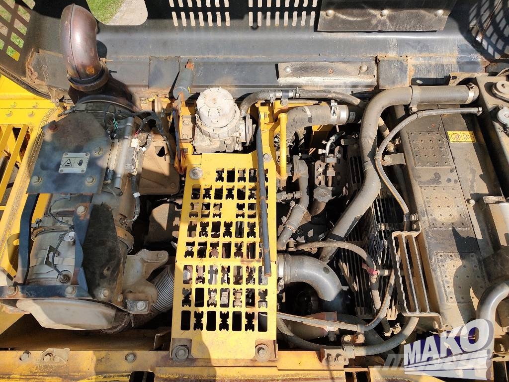 Komatsu PC 240 LC-10 حفارات زحافة