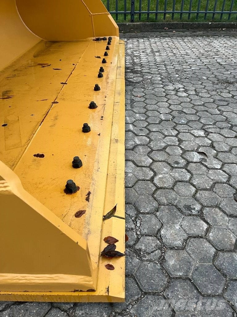 CAT 980 GP bucket with straight cutting edge Buckets