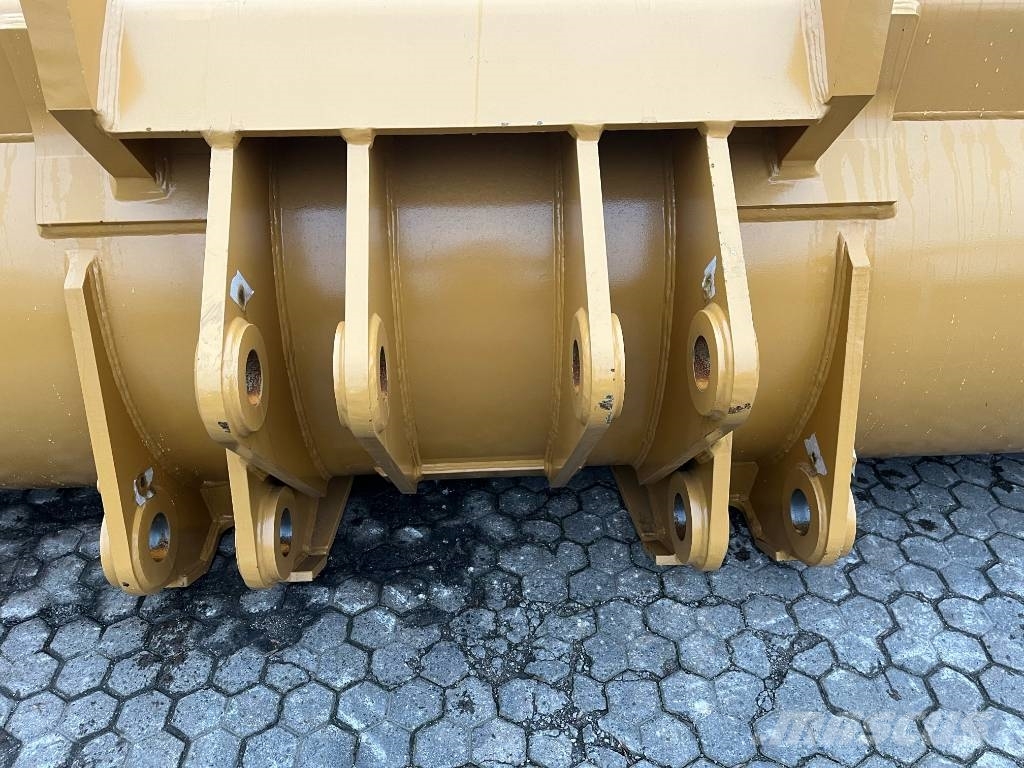 CAT 980 GP bucket with straight cutting edge Buckets