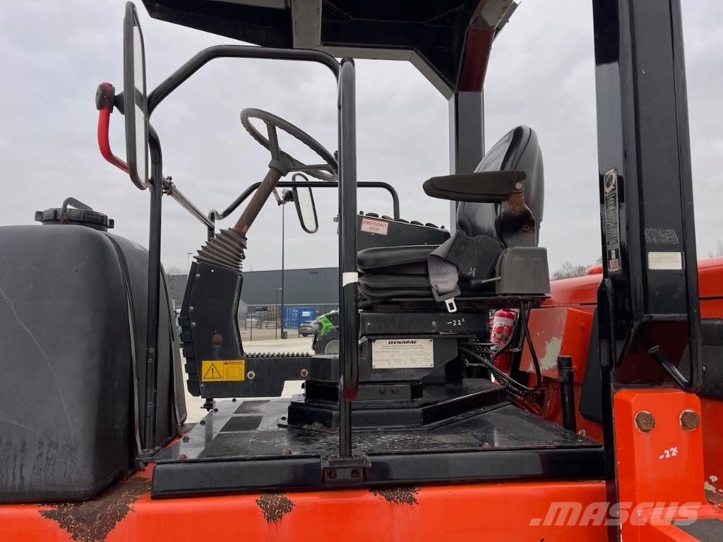 Dynapac CP 142 胶轮压路机
