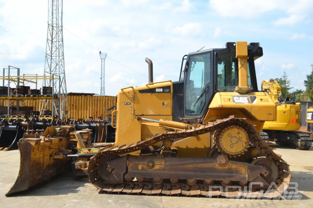 CAT D 6 N LGP بلدوزرات مجنزرة