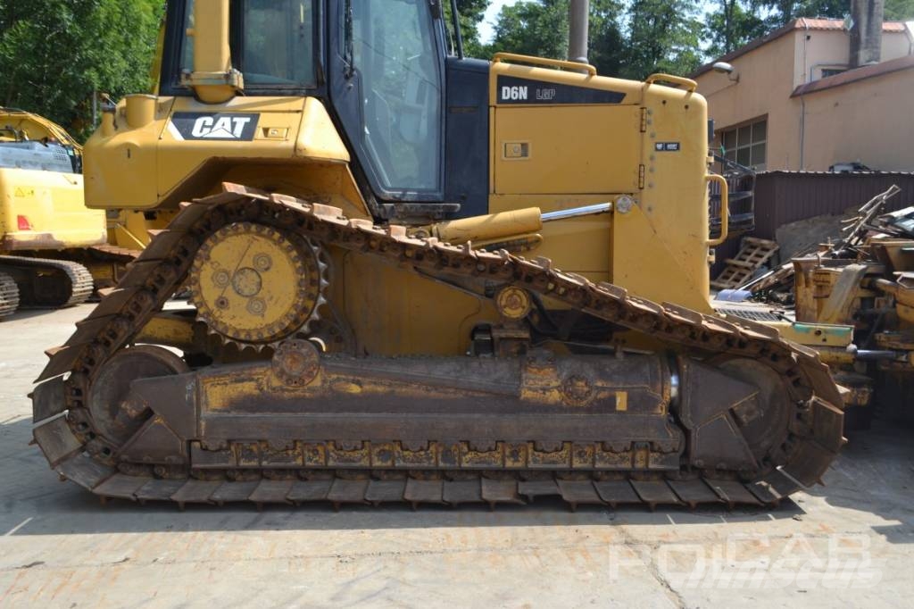 CAT D 6 N LGP بلدوزرات مجنزرة