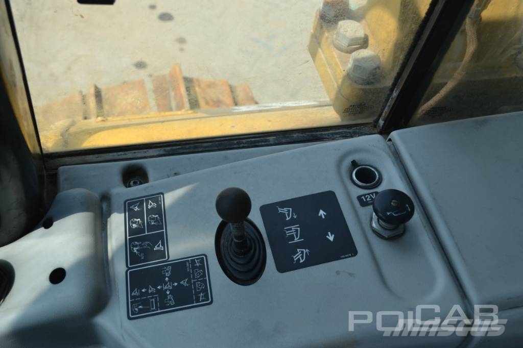 CAT D 6 N LGP بلدوزرات مجنزرة