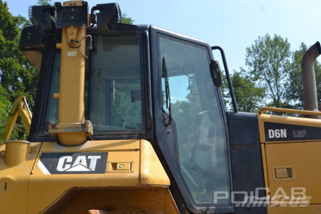 CAT D 6 N LGP بلدوزرات مجنزرة