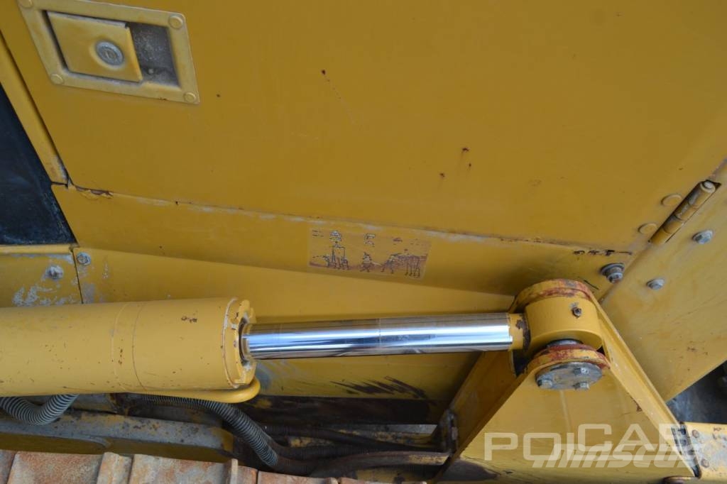 CAT D 6 N LGP بلدوزرات مجنزرة