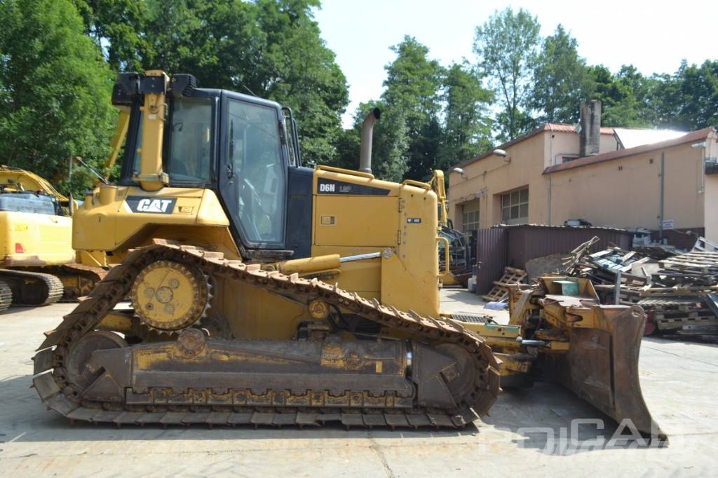 CAT D 6 N LGP بلدوزرات مجنزرة