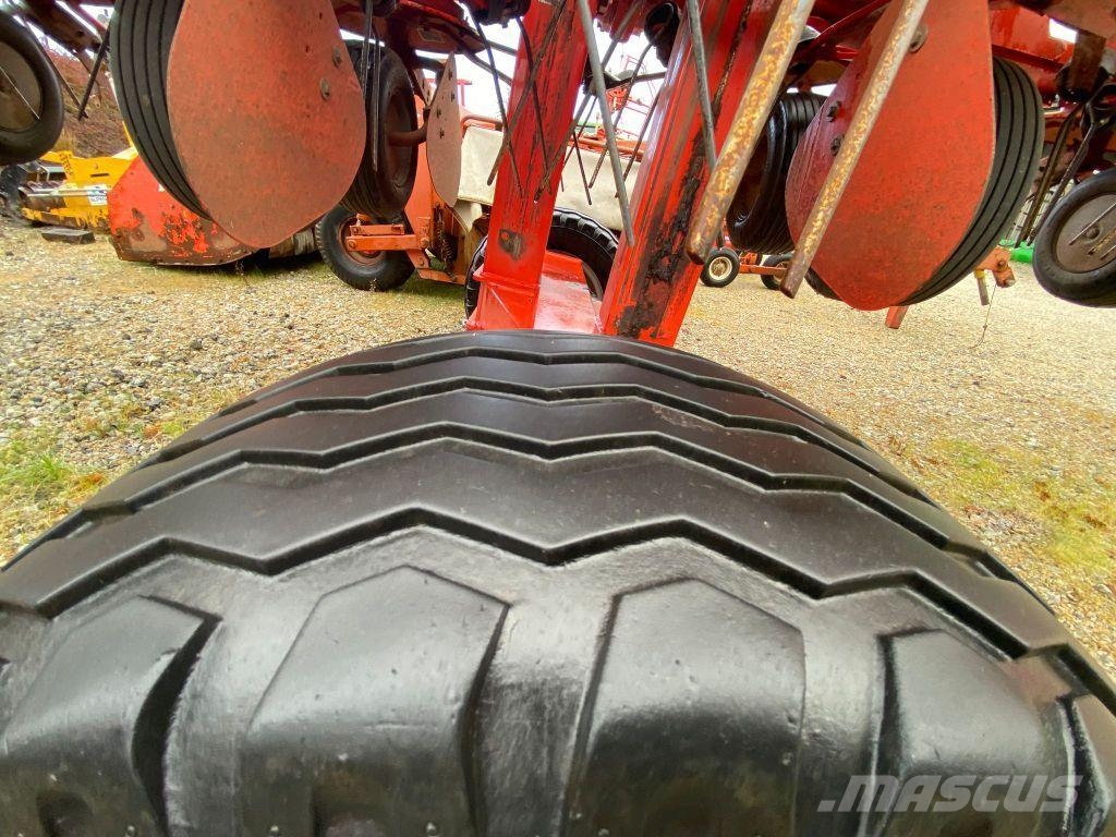 Kuhn GF 13012 T Гребла и сенообръщачки
