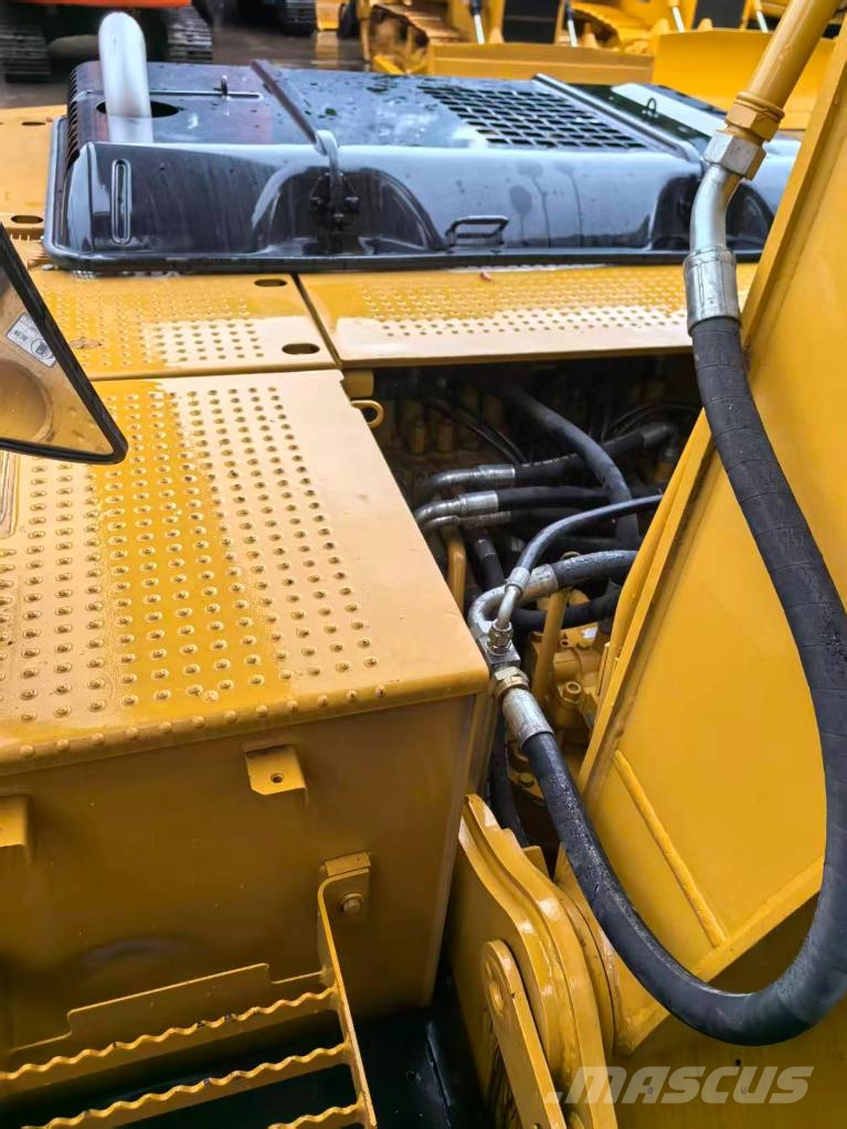 CAT 323D2 Pásová rýpadla