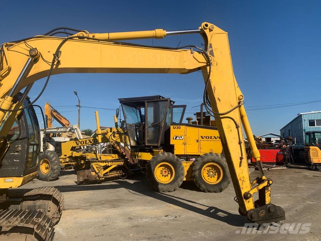 New Holland E 135 SR حفارات زحافة