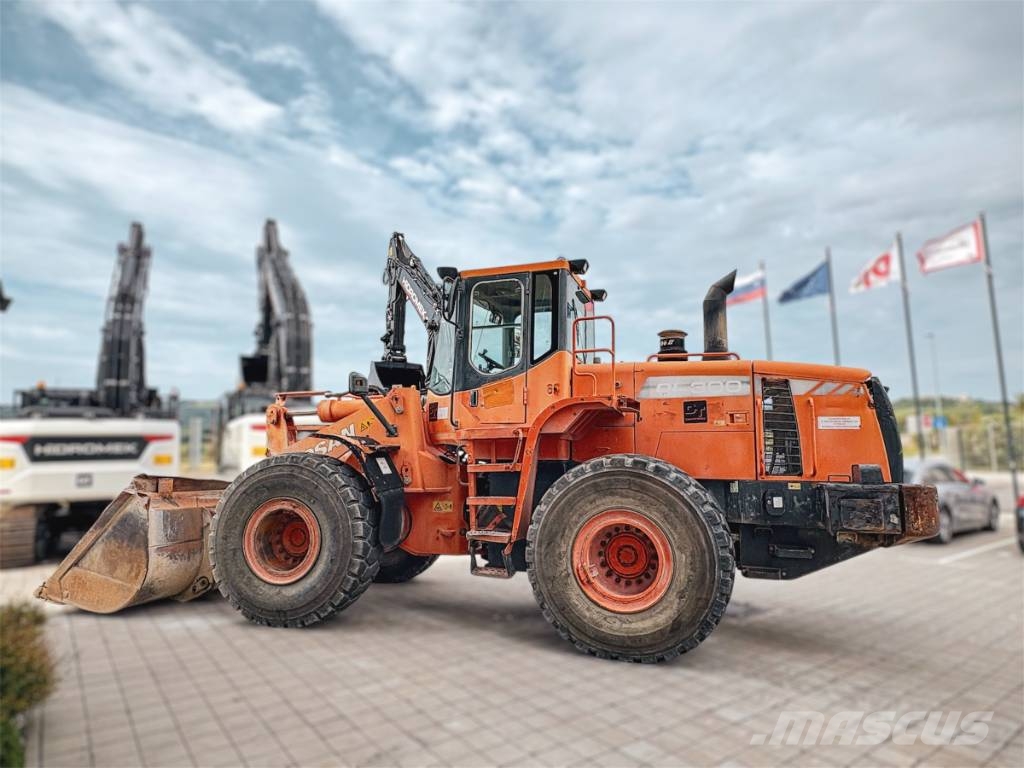 Doosan DL 300 Gumikerekes homlokrakodók