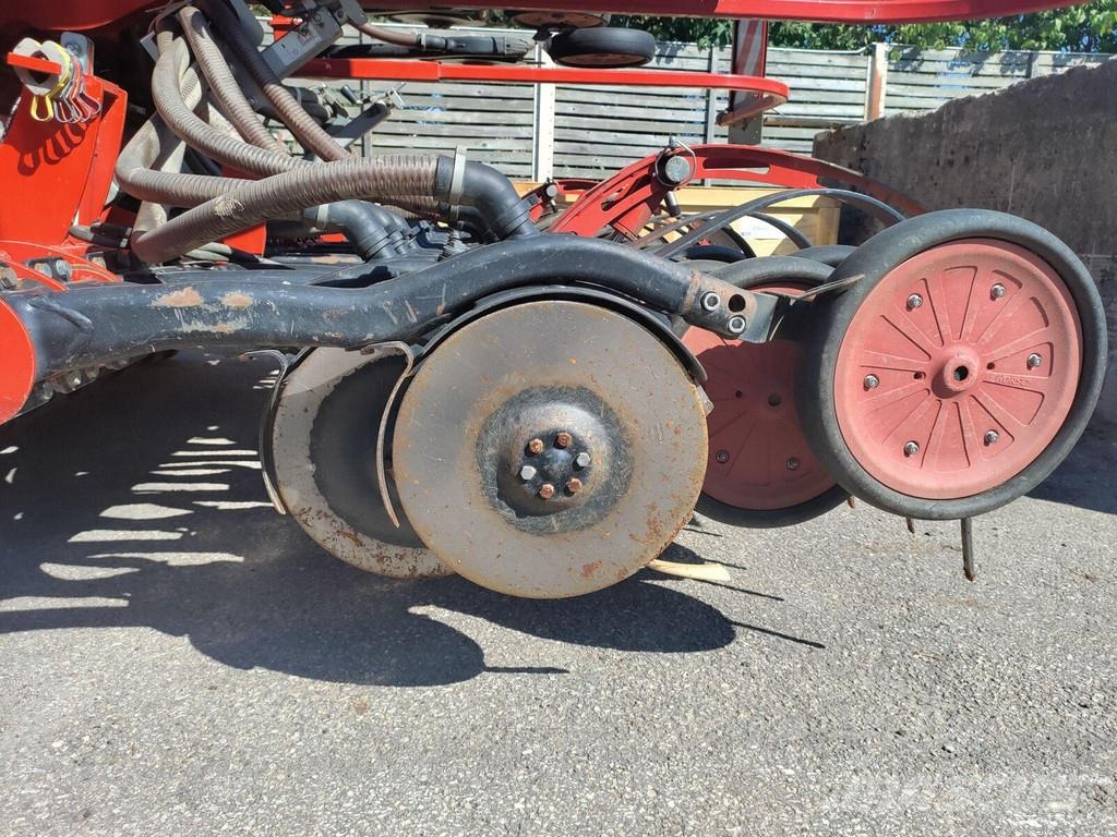 Horsch Pronto 8 DC مثاقيب مدمجة