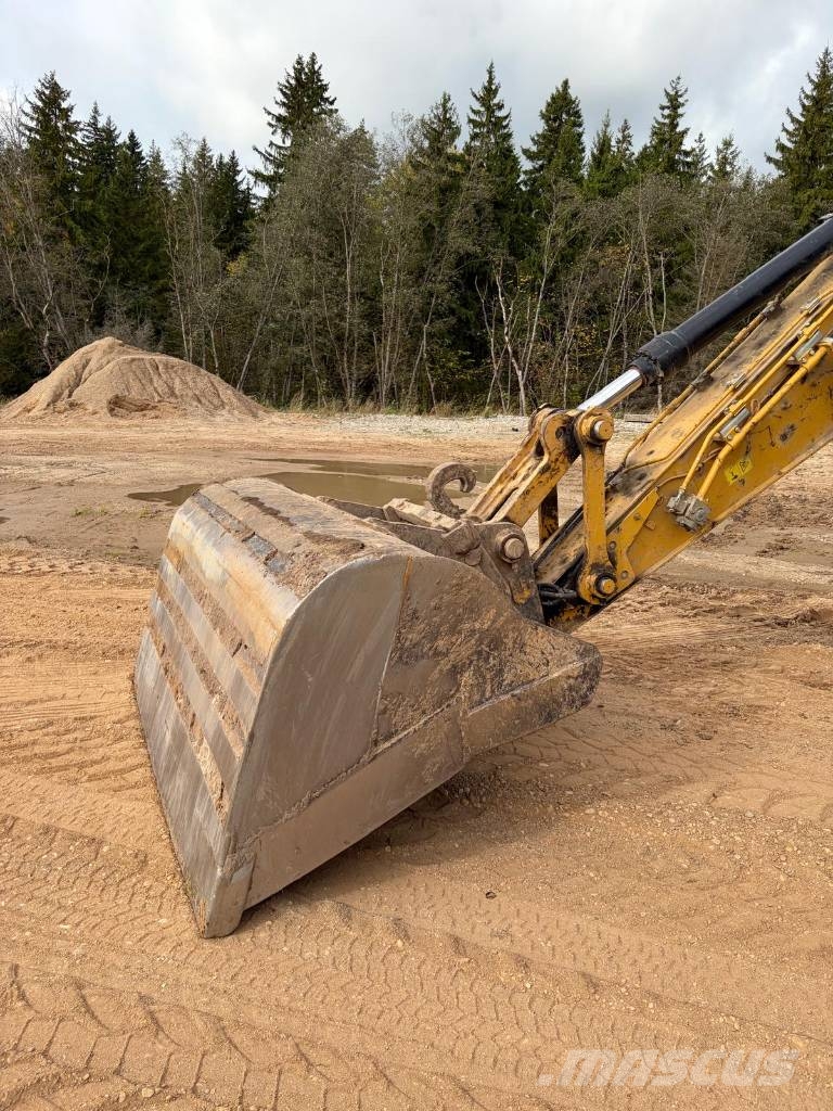 CAT 323 Vikšriniai ekskavatoriai
