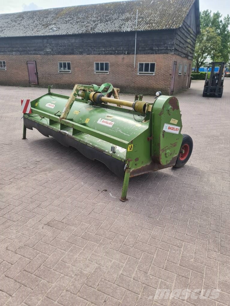 Baselier LKB 320 видаляють бадилля