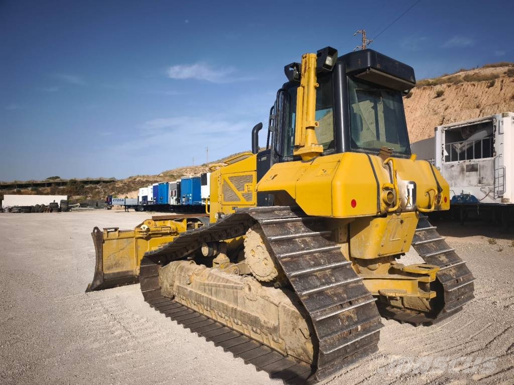 CAT D 6 N LGP بلدوزرات مجنزرة