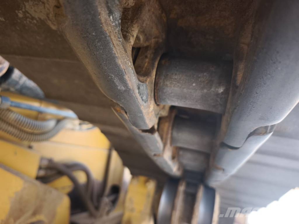 CAT D 6 N LGP بلدوزرات مجنزرة