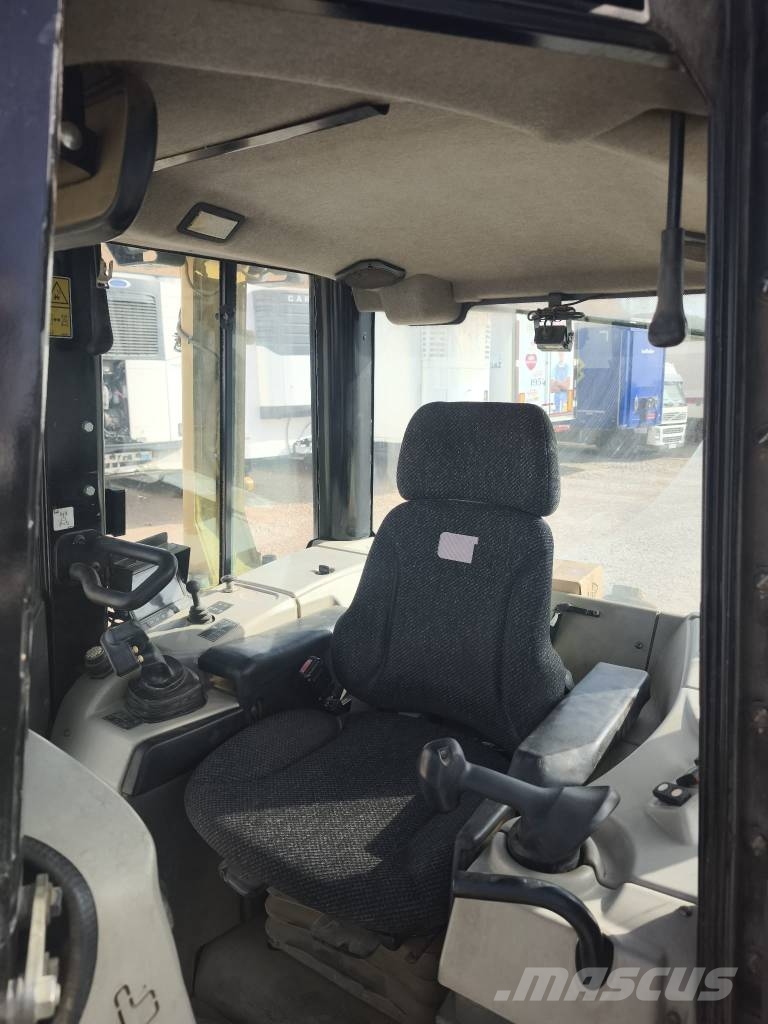 CAT D 6 N LGP بلدوزرات مجنزرة