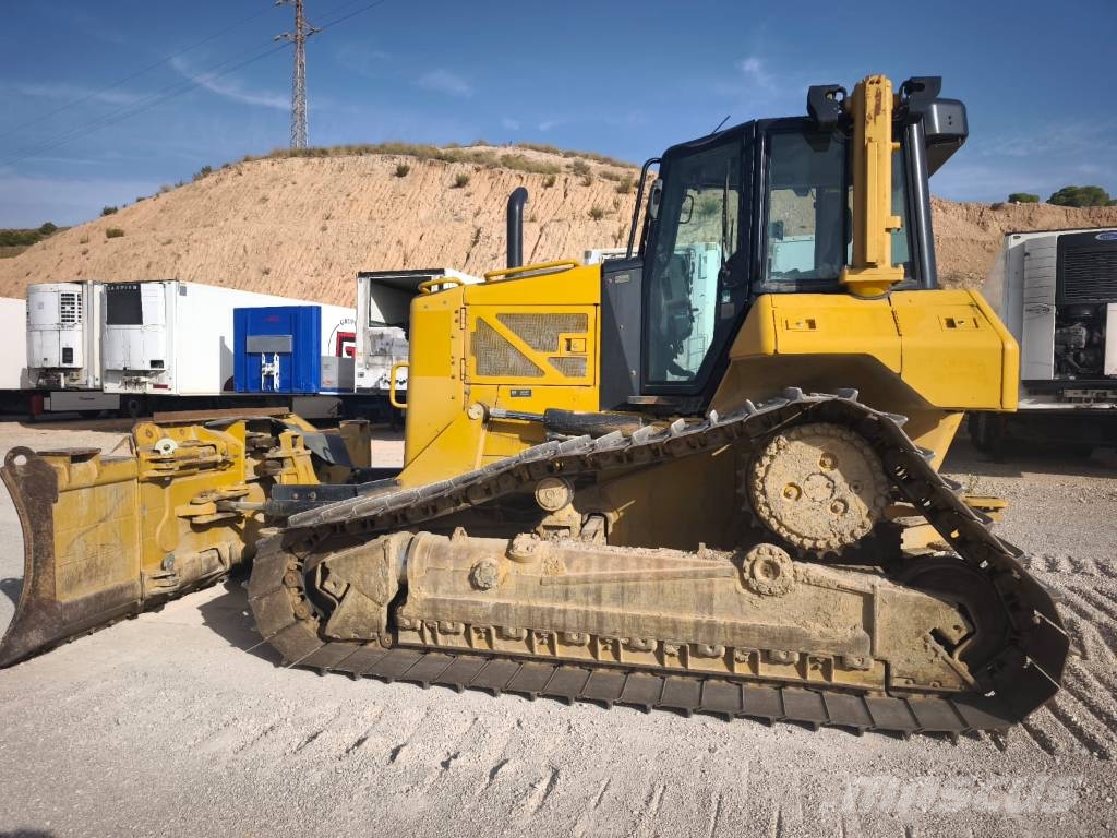 CAT D 6 N LGP بلدوزرات مجنزرة