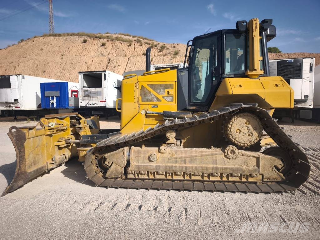 CAT D 6 N LGP بلدوزرات مجنزرة