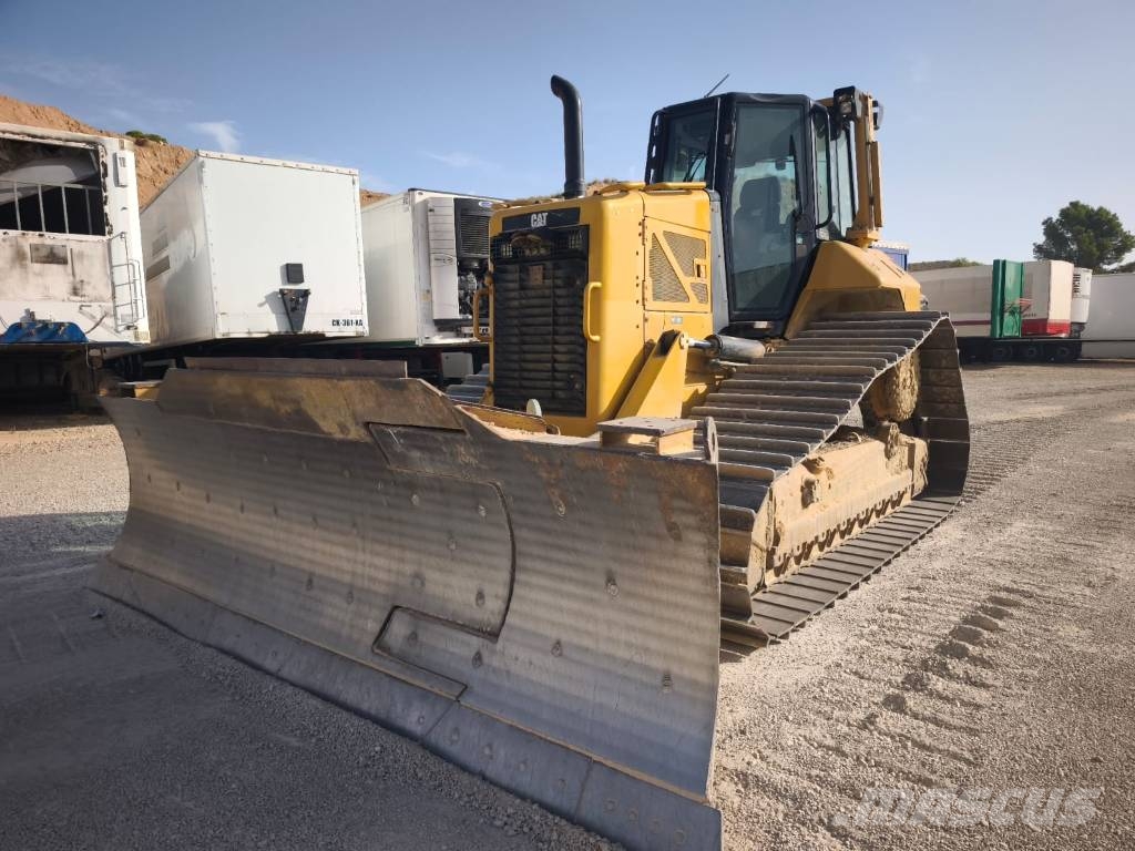 CAT D 6 N LGP بلدوزرات مجنزرة