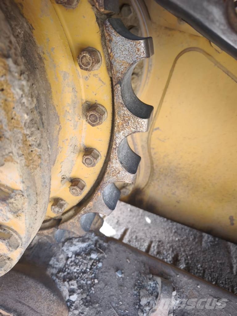 CAT D 6 N LGP بلدوزرات مجنزرة