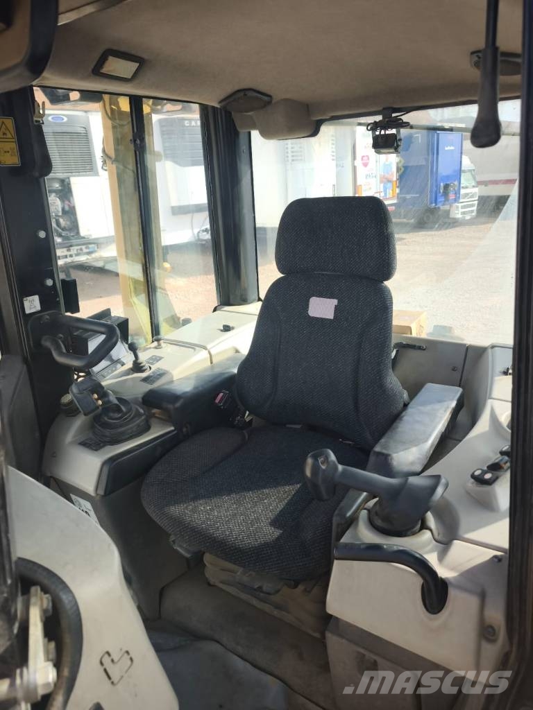 CAT D 6 N LGP بلدوزرات مجنزرة