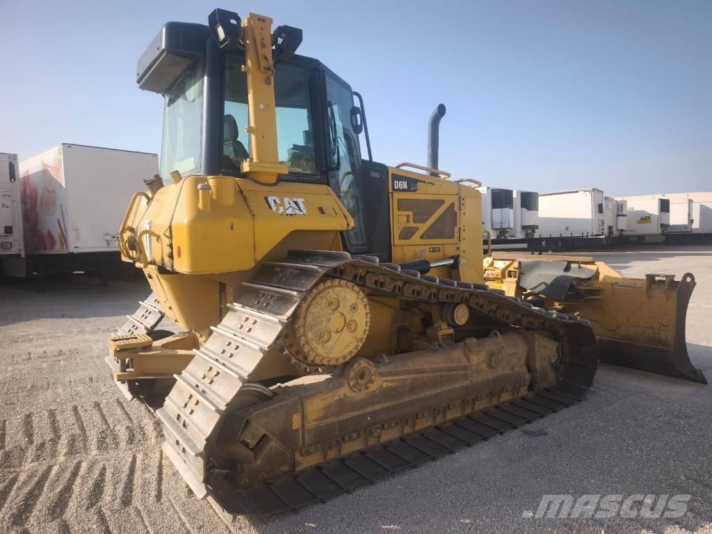 CAT D 6 N LGP بلدوزرات مجنزرة