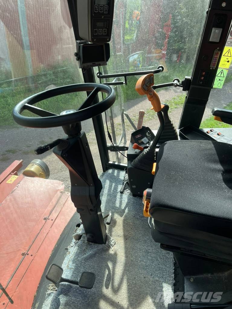 New Holland L520 Комбайни
