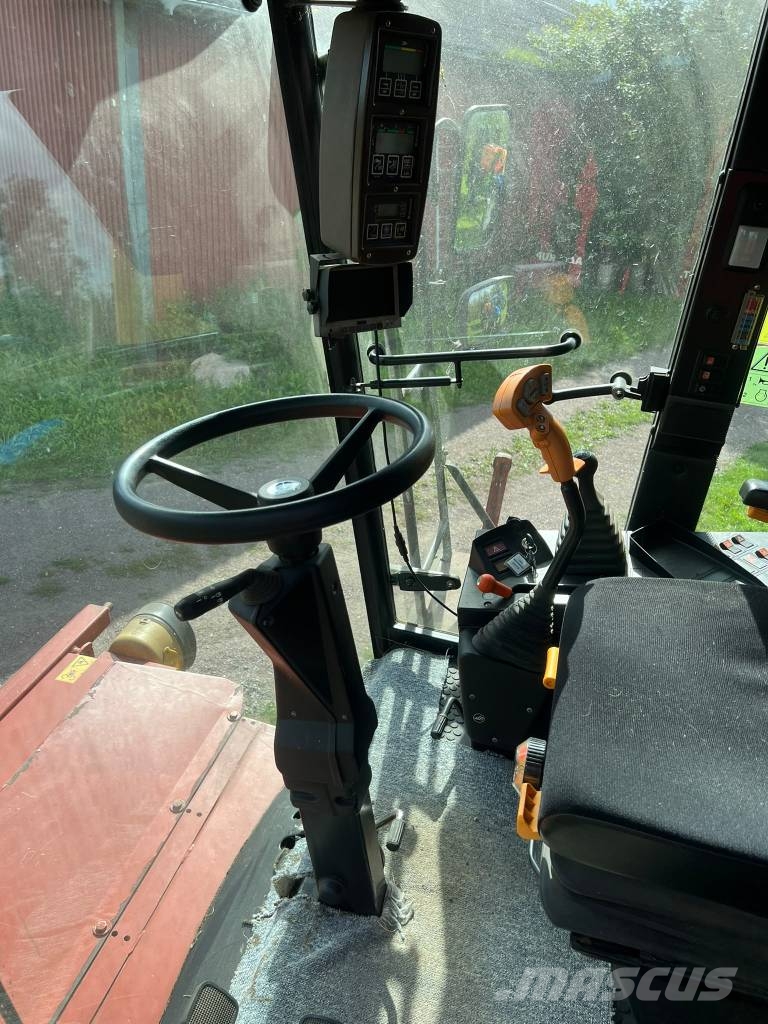 New Holland L520 Комбайни