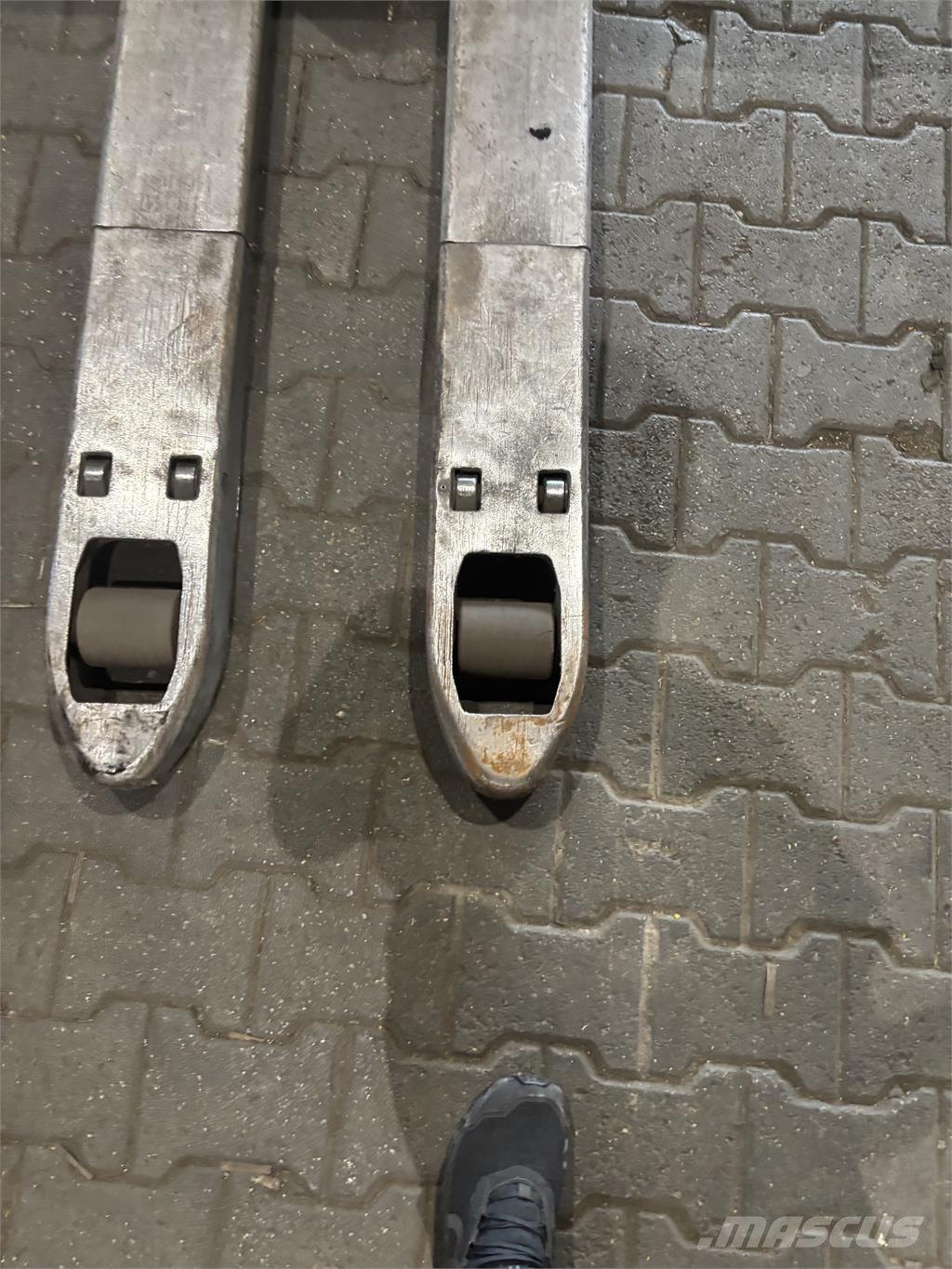 Still EXU-S22 Pedestrian stacker