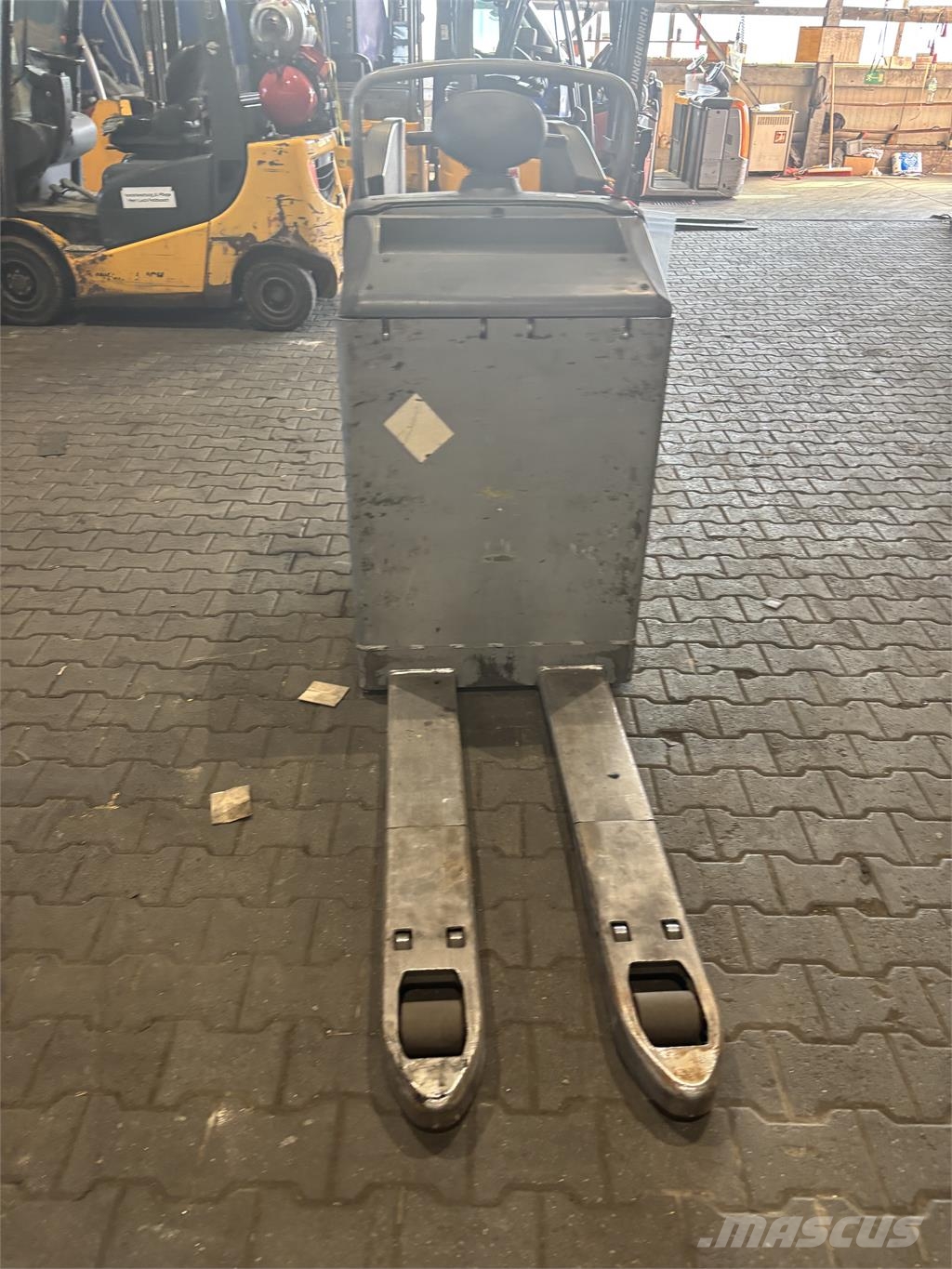 Still EXU-S22 Pedestrian stacker