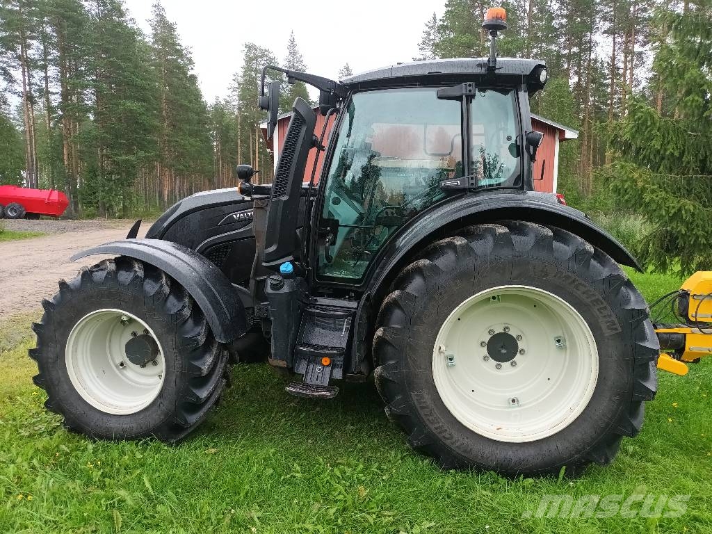 Valtra N 135 Active taakseajo Traktori