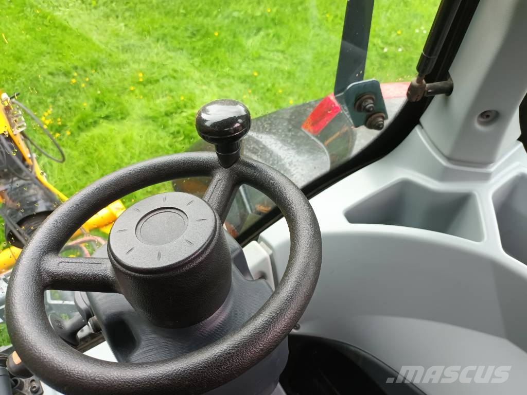 Valtra N 135 Active taakseajo Traktori