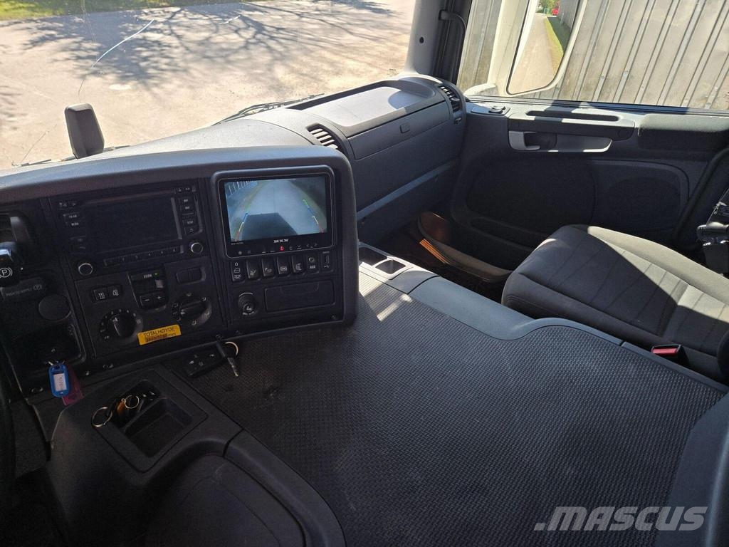 Scania P360 DB6x2*4HNB Camiones con caja de remolque