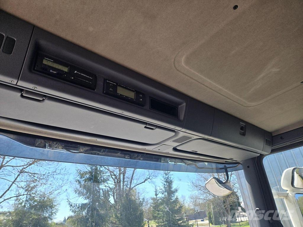 Scania P360 DB6x2*4HNB Camiones con caja de remolque
