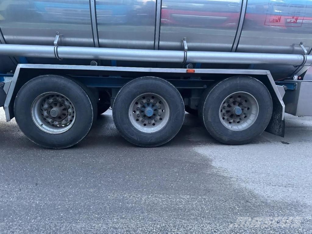 Magyar UOPLYST 3 AXLE - BPW - 34340 L + 3 COMPARTIMENTS Semirremolques cisterna