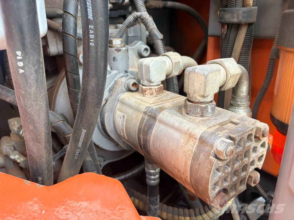 Hitachi ZX 135 US-6 Lánctalpas kotrók