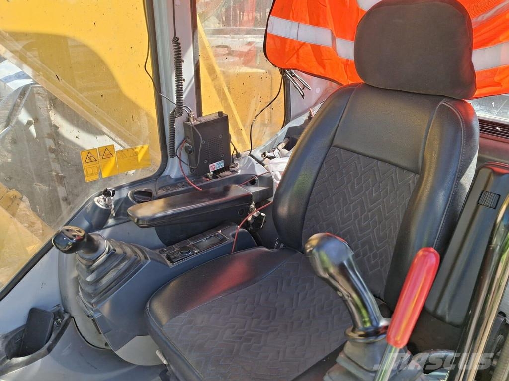 New Holland E235BSR-2 Rupsgraafmachines
