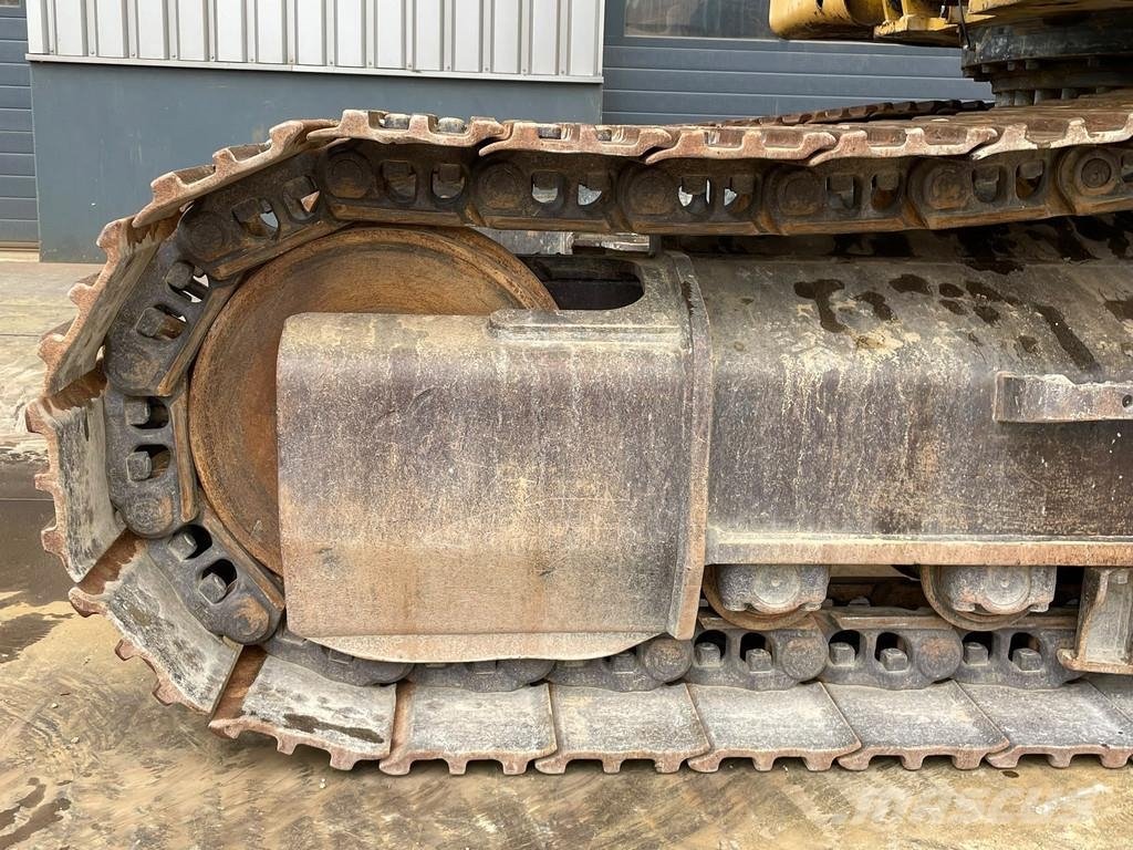 CAT 330 07A حفارات زحافة