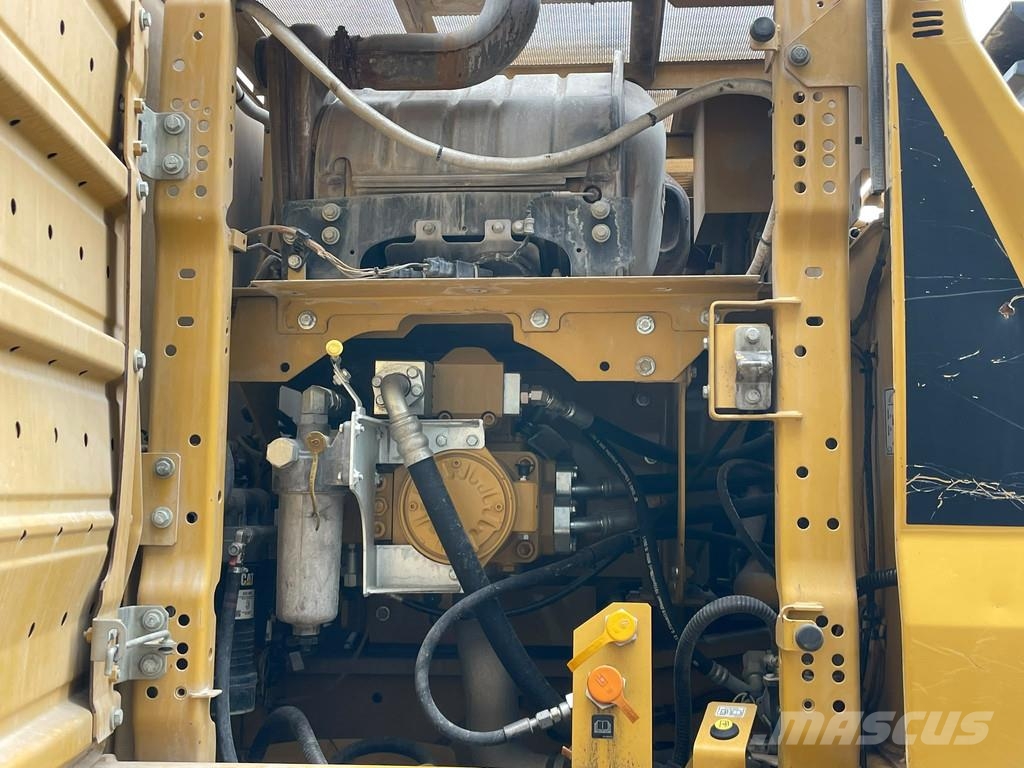 CAT 330 07A حفارات زحافة